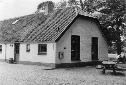 847753 Gezicht op de zij- en achtergevel van restaurant De Holle Boom, Dwarsweg 63 te Overberg.